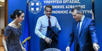 Επιδόματα: Νέοι αποκλεισμοί και υποκρισία για δημογραφικό