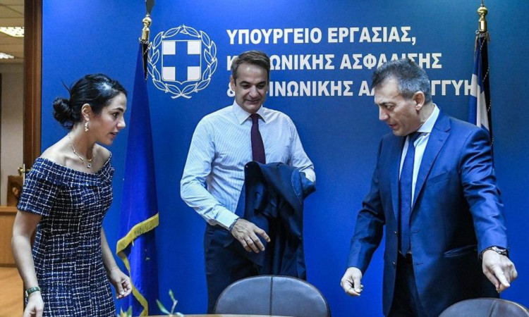 Επιδόματα: Νέοι αποκλεισμοί και υποκρισία για δημογραφικό