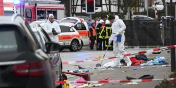 Το «φίδι» αρχίζει να επωάζεται στο κεφάλι