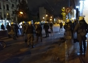 Λύθηκε η πολιορκία των ΜΑΤ στην ΑΣΟΕΕ (βίντεο)