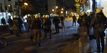 Λύθηκε η πολιορκία των ΜΑΤ στην ΑΣΟΕΕ (βίντεο)