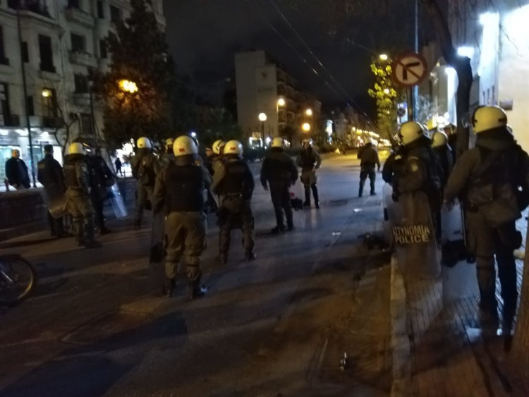 Λύθηκε η πολιορκία των ΜΑΤ στην ΑΣΟΕΕ (βίντεο)