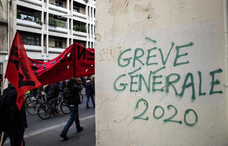 Γαλλία: Διμέτωπος με κυβέρνηση και ηγεσίες συνδικάτων