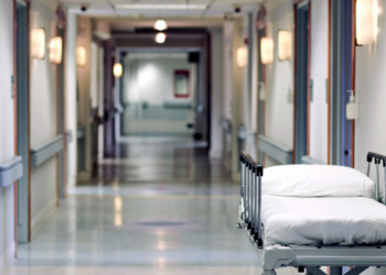 Διαχρονική επίθεση στην δημόσια υγεία