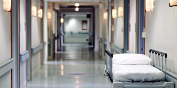 Διαχρονική επίθεση στην δημόσια υγεία