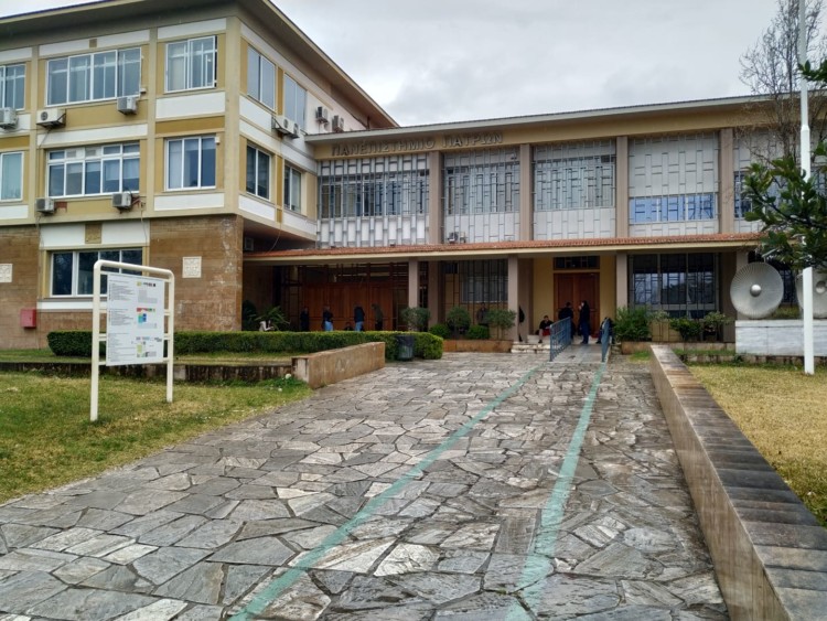 «Πετούν τους φοιτητές έξω από τα δωμάτια τους και τους κλείνουν και τη πόρτα!»