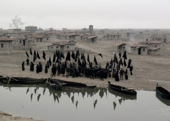 Κοντά στο τζάκι, αγκαλιά στην πολυθρόνα*