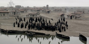 Κοντά στο τζάκι, αγκαλιά στην πολυθρόνα*