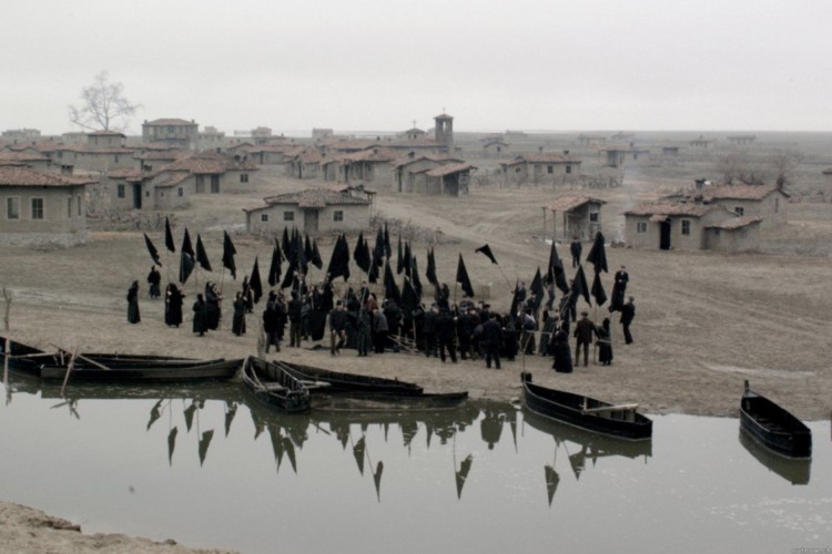 Κοντά στο τζάκι, αγκαλιά στην πολυθρόνα*