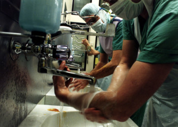 Νοσοκομειακοί γιατροί: Δεν θέλουμε να μας χειροκροτήσετε αλλά να πάρετε άμεσα μέτρα!