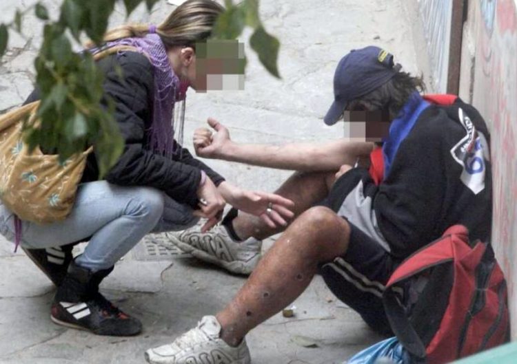 Τοξικομανείς στις πιάτσες και κορονοϊός