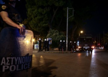 Κυβέρνηση και «δημαρχαίοι» θέλουν να καταλάβουν τις πλατείες