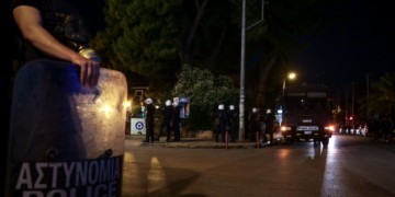 Κυβέρνηση και «δημαρχαίοι» θέλουν να καταλάβουν τις πλατείες