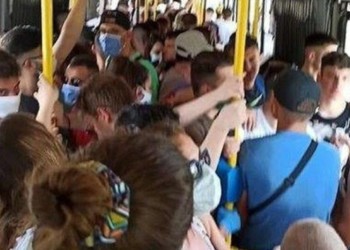 MMM: Σκηνές συνωστισμού και υποκρισίας