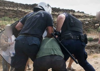 ΜΑΤ και  ξύλο για τις  ανεμογεννήτριες στην Τήνο