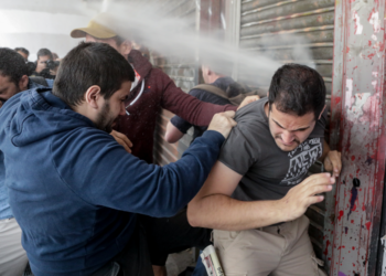 Με χημικά και ΜΑΤ απάντησε η κυβέρνηση στους εργαζόμενους στον τουρισμό