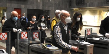 Κυβέρνηση σε ρόλο κορονοϊού στα Μέσα Μεταφοράς