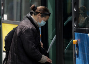 Προστατευτική μάσκα: Πρόστιμο στους παραβάτες, «ελεύθερο» στους κερδοσκόπους