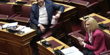 Επιθετικό φλερτ Τσίπρα,  στα τρία το ΚΙΝΑΛ