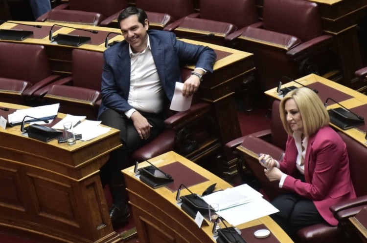 Επιθετικό φλερτ Τσίπρα,  στα τρία το ΚΙΝΑΛ