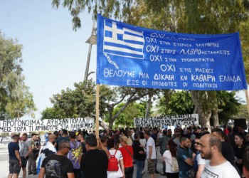 Ενεργοποίηση της ακροδεξιάς με συνωμοσιολογία και ρατσισμό