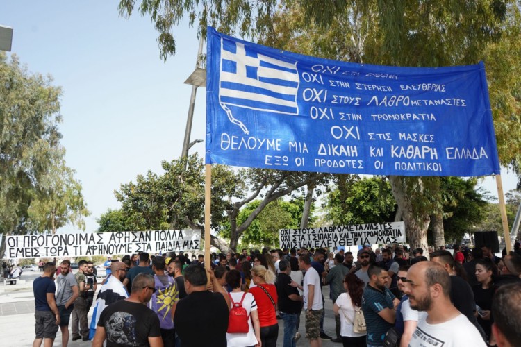 Ενεργοποίηση της ακροδεξιάς με συνωμοσιολογία και ρατσισμό