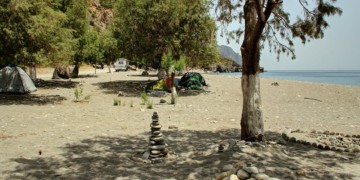 Η σκιά κάτω από τα αρμυρίκια μικραίνει επικίνδυνα…