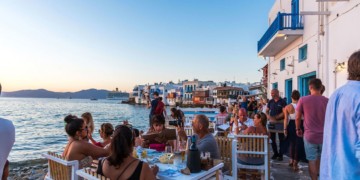 Στο κεφάλαιο οι παραλίες, στα «βράχια» τα μπάνια του λαού