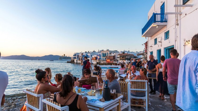 Στο κεφάλαιο οι παραλίες, στα «βράχια» τα μπάνια του λαού