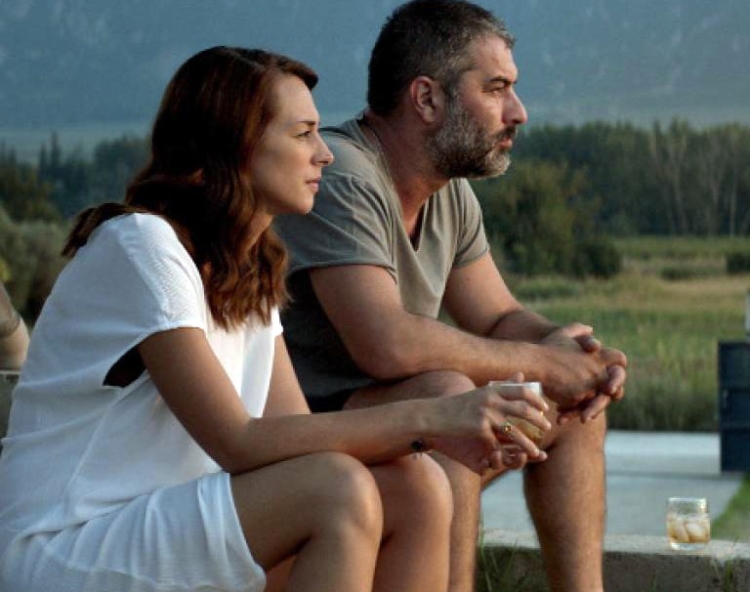 Η μπαλάντα της τρύπιας καρδιάς: Η μαύρη κωμωδία του Γιάννη Οικονομίδη