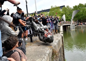 Γκρεμίζουν τα αγάλματα  και ό,τι συμβολίζουν