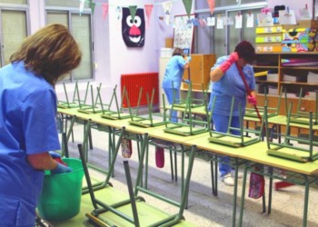 Σχολικές καθαρίστριες: Εκμετάλλευση με το… τσουβάλι