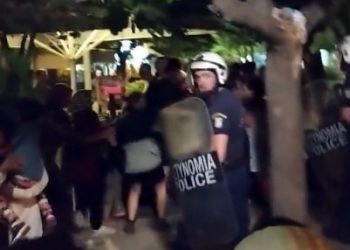 Νυχτερινή επιδρομή ΜΑΤ κατά προσφύγων στη Βικτώρια (βίντεο)