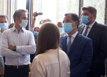 Παλινωδίες, μυστικά και ψέματα για το νέο κύμα της πανδημίας