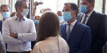 Παλινωδίες, μυστικά και ψέματα για το νέο κύμα της πανδημίας