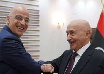 Στην έρημο της Λιβύης  χώνεται η κυβέρνηση