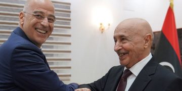 Στην έρημο της Λιβύης  χώνεται η κυβέρνηση