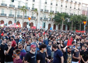 Μεγαλειώδης κινητοποίηση έξω, συναίνεση προθύμων μέσα