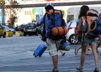 Τουρίστες φτάνουν στα νησιά, αναζητείται ακόμα το… ΕΣΥ!