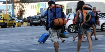 Τουρίστες φτάνουν στα νησιά, αναζητείται ακόμα το… ΕΣΥ!