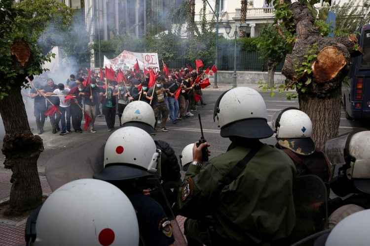 Ρόπαλα, κάμερες, πάμε:  σχέδια σκληρής καταστολής