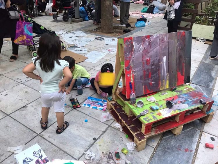 Στα παγκάκια της πλατείας Βικτωρίας αναμετριούνται αξίες