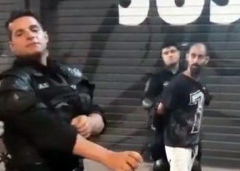 Τρομοκρατική σύλληψη Κούρδων που διαμαρτυρήθηκαν για ξυλοδαρμό Έλληνα (βίντεο)