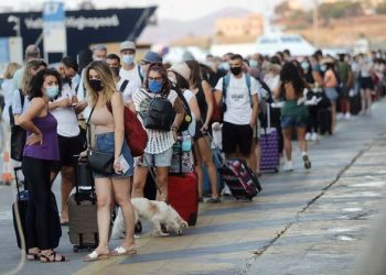 Covid19: Το μεγάλο πάρτι του τουρισμού έφερε το νέο κύμα