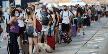 Covid19: Το μεγάλο πάρτι του τουρισμού έφερε το νέο κύμα