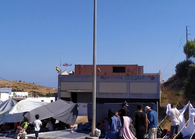 Λέσβος: Οι ορατοί-αόρατοι – Οδοιπορικό στον καταυλισμό που γέννησε η φωτιά στη Μόρια (photos+video)