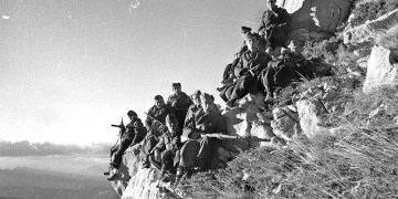 Ο αγώνας του ΔΣΕ: Τιμή, αμαύρωση, καπηλεία στο πέρασμα των χρόνων