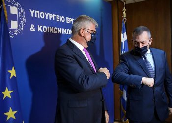 Θεσπίζουν απλήρωτες υπερωρίες, καταργούν τον 14ο μισθό