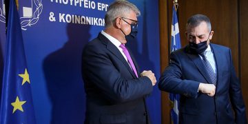 Θεσπίζουν απλήρωτες υπερωρίες, καταργούν τον 14ο μισθό