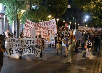 Ποτάμι αλληλεγγύης στους δρόμους της Αθήνας για τους πρόσφυγες (βίντεο)